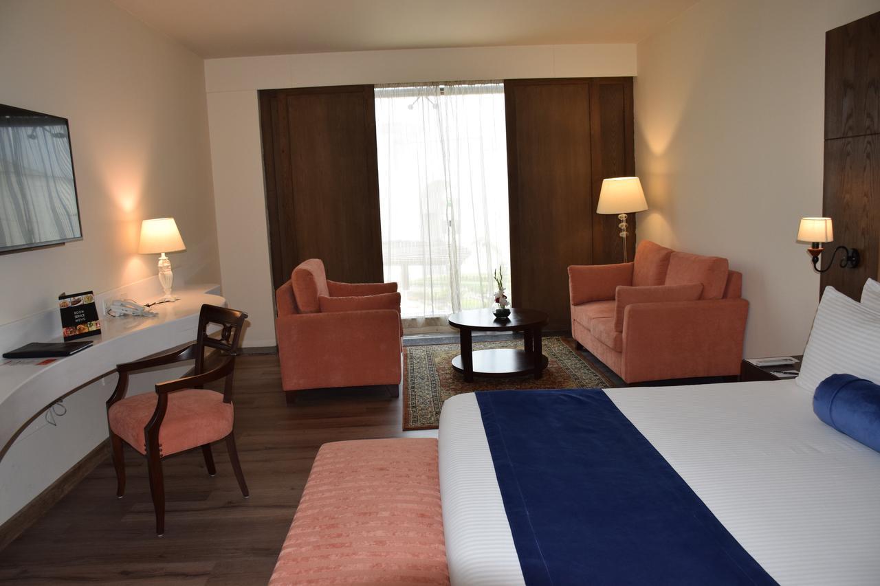 Defence Raya Golf & Country Club Hotel Lahore Bagian luar foto